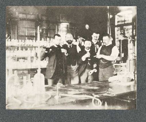 1889 Gründer im Labor