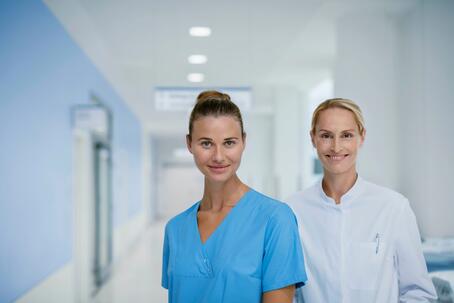 Pflegekraft und Ärztin