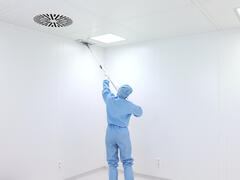 Wischdesinfektion großer Flächen im Reinraum