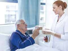 Antiseptische Mundspülung bei Patient:innen