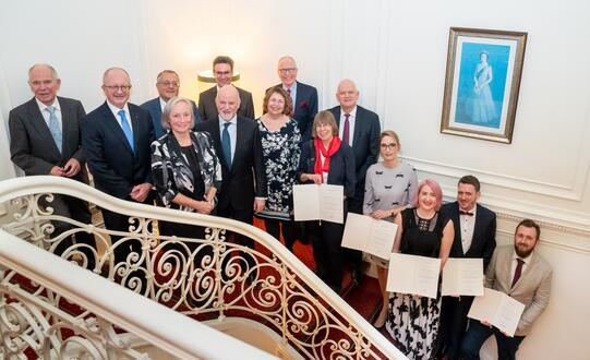 Von links nach rechts: Prof. Konrad Botzenhart (Beirat, Rudolf Schülke Stiftung), Prof. Peter Heeg (Sprecher, Beirat, Rudolf Schülke Stiftung), Prof. Philippe Hartemann (Beirat, Rudolf Schülke Stiftung), Prof. Ursel Heudorf (Preisträgerin Hygieia Medaille), PD Dr. Frank A. Pitten (stellv. Vorstandsvorsitzender, Rudolf Schülke Stiftung), Prof. Martin Exner (Vorstandsvorsitzender, Rudolf Schülke Stiftung), Dr. Bärbel Christiansen (Beirat, Rudolf Schülke Stiftung), Prof. Matthias Trautmann (Beirat, Rudolf Schülke Stiftung), Prof. Gabriel Bierbaum (Preisträgerin Hygiene Preis), Dr. Peter Oltmanns (Vorstand Rudolf Schülke Stiftung), Prof. Ricarda Schmithausen (Preisträgerin Hygiene Preis), Esther Sib (Preisträgerin Hygiene Preis), Alexander Voigt (Preisträger Hygiene Preis), Dr. Lukas Wisgrill (Preisträger Hygiene Preis)