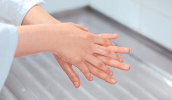 Was Sie über alkoholbasierte Händedesinfektion in Zeiten von COVID-19 wissen müssen