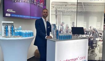 The power of cooperation. George Clooney und schülke bei dem 4GAMECHANGERS Festival 2022.