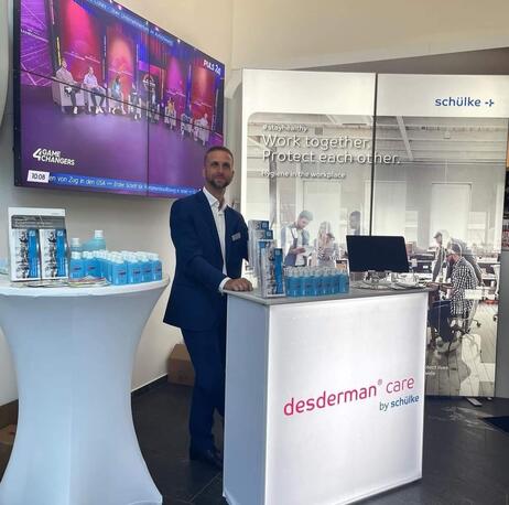 Bernd Königsberger (Bereichsleitung Industriehygiene, schülke Österreich) mit unserem Messestand vor Ort  (© 2022 by 4GAMECHANGERS)