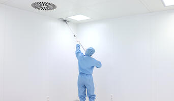 Désinfection par essuyage de grandes surfaces en salle blanche